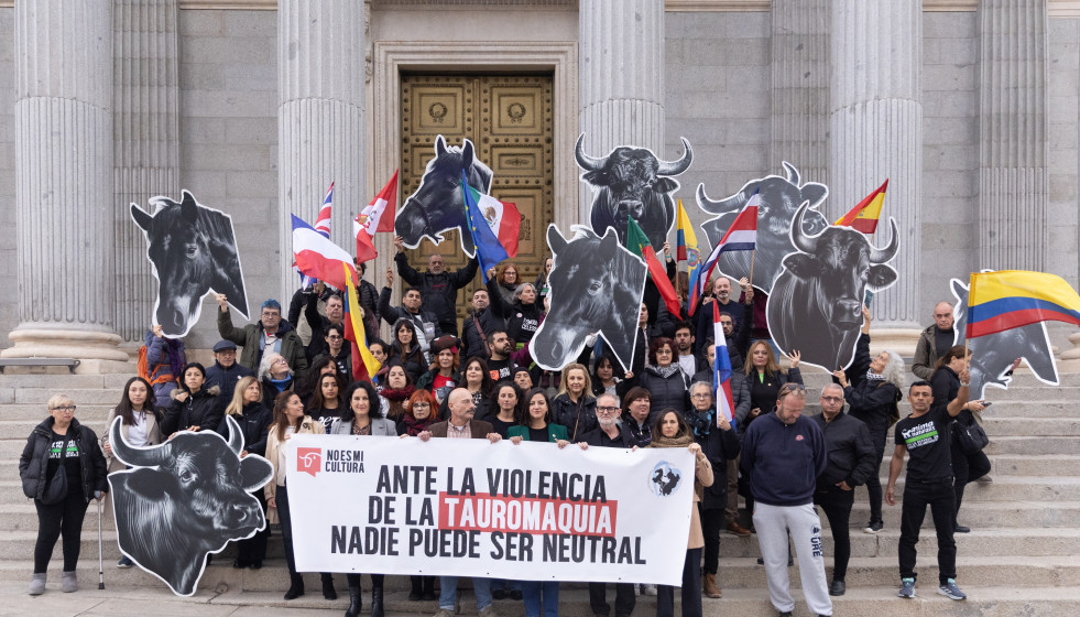 Archivo - Varias personas durante una concentración frente al Congreso de los Diputados, a 17 de noviembre de 2025, en Madrid (España).