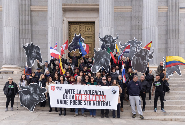 Archivo - Varias personas durante una concentración frente al Congreso de los Diputados, a 17 de noviembre de 2025, en Madrid (España).