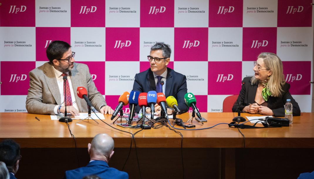 Archivo - (I-D) El alcalde de Ávila, Jesús Manuel Sánchez Cabrera, el ministro de Presidencia, Justicia y Relaciones con las Cortes, Félix Bolaños, y la jueza del Secretariado de Juezas y Jueces 
