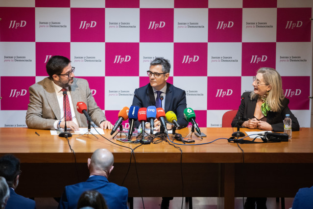 Archivo - (I-D) El alcalde de Ávila, Jesús Manuel Sánchez Cabrera, el ministro de Presidencia, Justicia y Relaciones con las Cortes, Félix Bolaños, y la jueza del Secretariado de Juezas y Jueces para la Democracia, María Concepción Roig, durante la presen