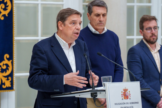 Imagen de archivo del ministro de Agricultura, Pesca y Alimentación Luis Planas interviene tras la reunión con los afectados por las graves lluvias. A 13 de febrero de 2026 en Sevilla.