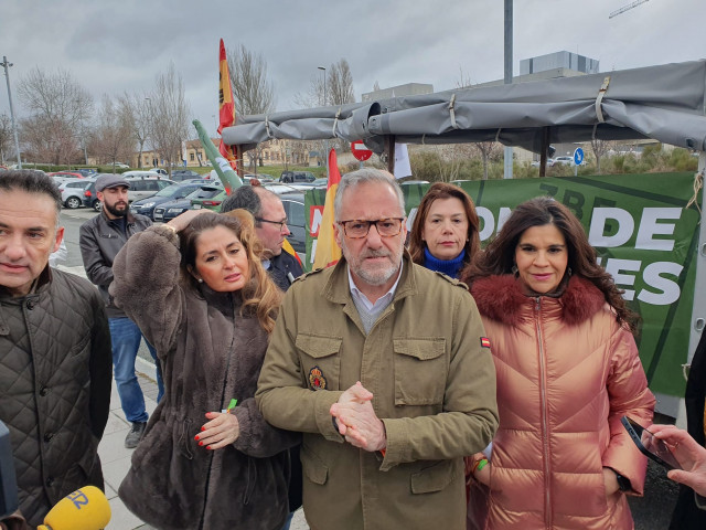 El candidato de Vox a la presidencia de la Junta de Castilla y León, Carlos Pollán, junto a candidatos locales antes de la Manifestación mócil contra la ZBE en Segovia