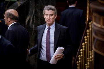 El presidente del Partido Popular, Alberto Núñez Feijóo, a su salida de un pleno en el Congreso de los Diputados, a 10 de febrero de 2026, en Madrid (España).