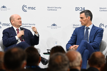 El presidente del Gobierno, Pedro Sánchez (d), en el marco de la Conferencia de Seguridad de Múnich, a 14 de febrero de 2026