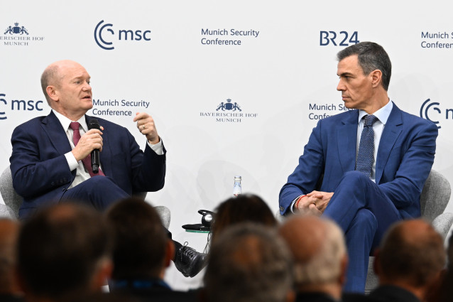 El presidente del Gobierno, Pedro Sánchez (d), en el marco de la Conferencia de Seguridad de Múnich, a 14 de febrero de 2026