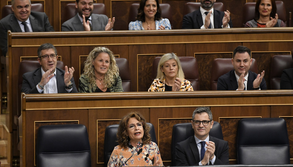 Archivo - La vicepresidenta primera y ministra de Hacienda, María Jesús Montero, y el ministro de Presidenciaa, Relaciones con las cortes y Justicia, Félix Bolaños, durante una sesión de control 