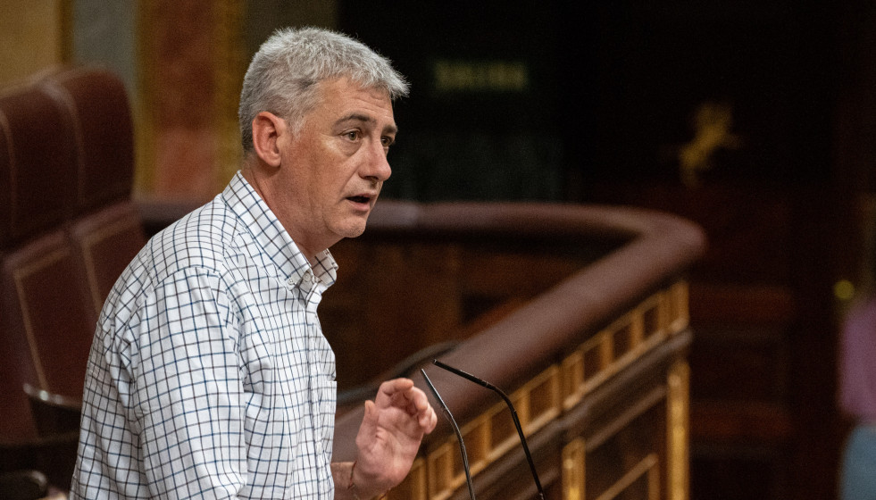 El diputado de EH Bildu Oskar Matute interviene en una sesión de control al Gobierno, en el Congreso de los Diputados, a 11 de febrero de 2026, en Madrid (España).