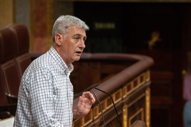 El diputado de EH Bildu Oskar Matute interviene en una sesión de control al Gobierno, en el Congreso de los Diputados, a 11 de febrero de 2026, en Madrid (España).
