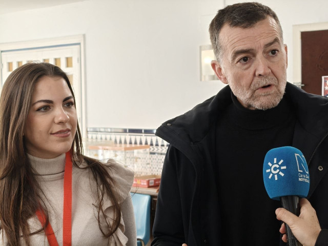El coordinador federal de IU y candidato de la coalición Por Andalucía a la Junta, Antonio Maíllo, este domingo en declaraciones a los medios en Sevilla.