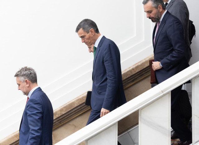 Archivo - El presidente del Gobierno, Pedro Sánchez (c), a su salida de la Comisión de Investigación sobre el 'caso Koldo', en el Senado, a 30 de octubre de 2025, en Madrid (España).