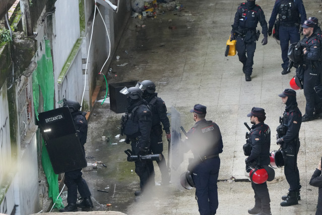 Varios ertzainas durante el desalojo de uno de los pabellones okupados