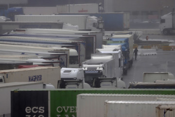 Imagen de camiones parados en los accesos al puerto de Algeciras