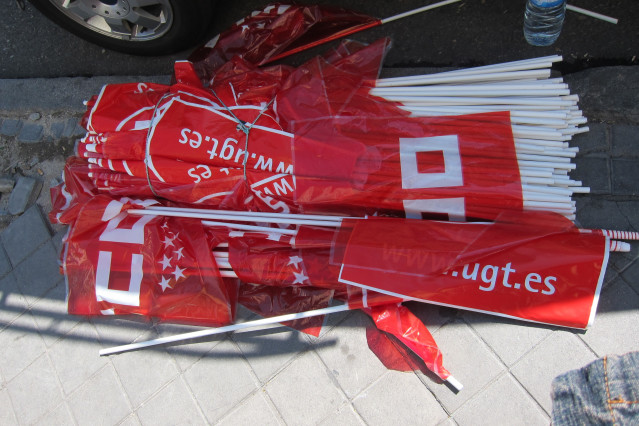 Archivo - Banderas de CCOO y UGT apiladas