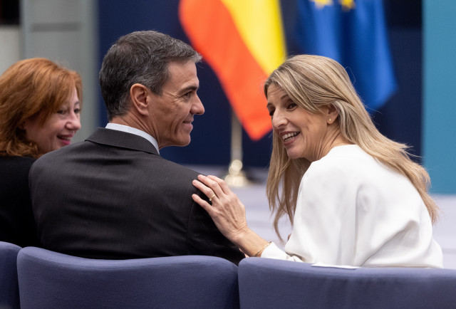 El presidente del Gobierno, Pedro Sánchez,  y la vicepresidenta segunda y ministra de Trabajo y Economía Social, Yolanda Díaz, durante el acto de la firma del acuerdo para la subida del SMI para 2026, en la sede del Ministerio de Trabajo