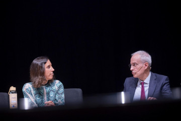 Archivo - El secretario de Estado de Hacienda, Jesús Gascón, y la presidenta de la Asociación de Inspectores del Estado, Ana de la Herrán, en el Congreso del colectivo en Salamanca.