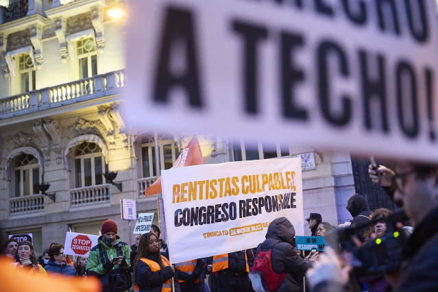 Un grupo de personas durante una manifestación frente al Congreso por el fin de la moratoria antidesahucios.