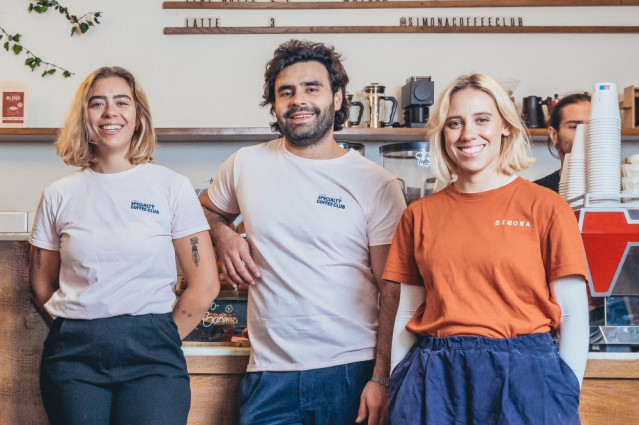 Los emprendedores Ximena, Paloma y Alexis han impulsado de la mano la cafetería Simona en San Sebastián, gracias al apoyo financiero de MicroBank