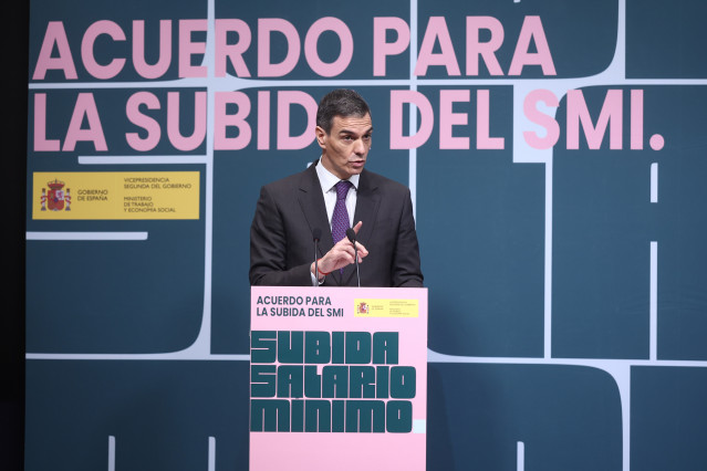 El presidente del Gobierno, Pedro Sánchez, interviene durante el acto de la firma del acuerdo para la subida del salario mínimo interprofesional (SMI) para 2026, en la sede del Ministerio de Trabajo