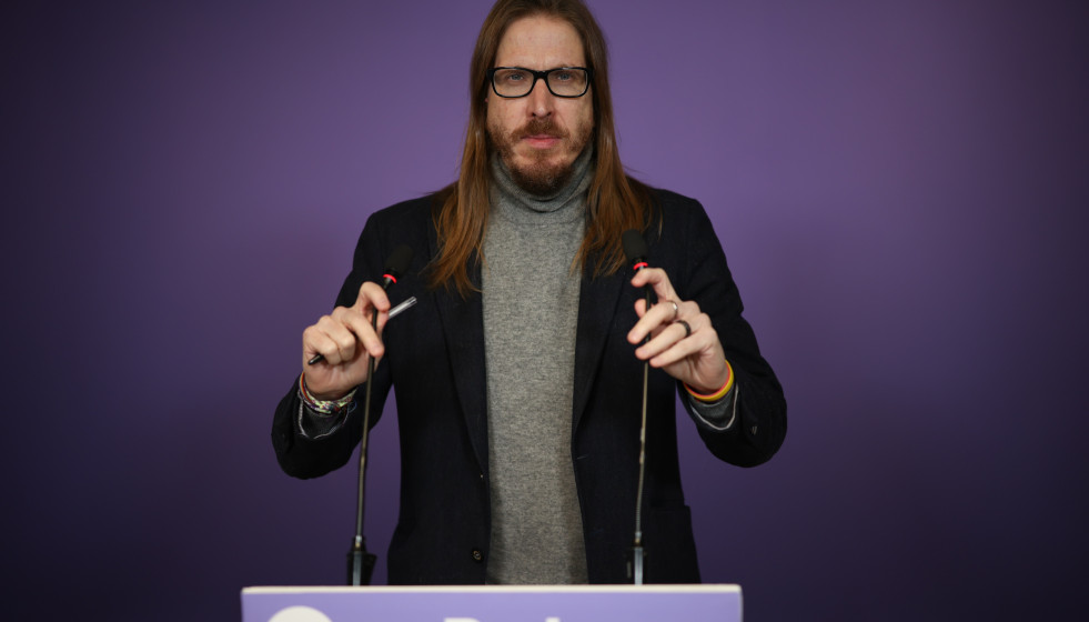 El secretario de organización y portavoz de Podemos, Pablo Fernández, ofrece una rueda de prensa en la sede de Podemos, a 9 de febrero de 2026, en Madrid (España).