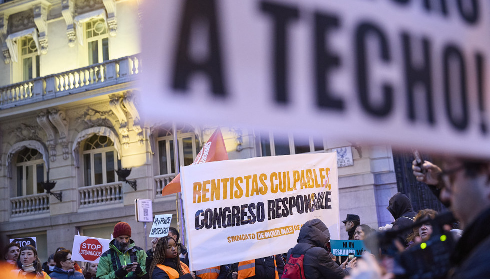 Un grupo de personas durante una manifestación frente al Congreso por el fin de la moratoria antidesahucios.