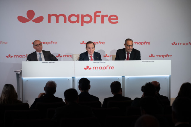 El presidente de Mapfre, Antonio Huertas (C), el director general financiero (CFO) de Mapfre, José Luis Jiménez (I), y el director corporativo de comunicación de Mapfre, Javier Fernández González (d), en imagen de archivo.