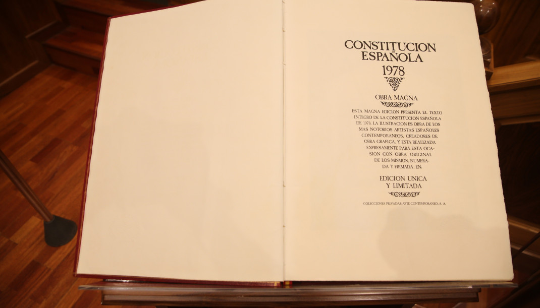 Archivo - Un ejemplar de la Constitución Española
