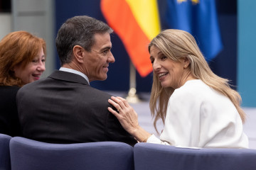 El presidente del Gobierno, Pedro Sánchez,  y la vicepresidenta segunda y ministra de Trabajo y Economía Social, Yolanda Díaz, durante el acto de la firma del acuerdo para la subida del SMI para 20