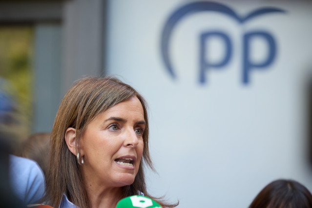 Archivo - La vicesecretaria de Sanidad y Política Social del PP, Carmen Fúnez, atiende a medios, en la puerta de la sede del PP, a 16 de agosto de 2024, en Madrid (España).