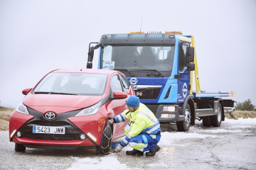 Archivo - Más del 40% de las asistencias en carretera en invierno son por averías de batería, según Autoclub Mutua