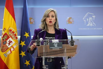 Archivo - La portavoz del grupo parlamentario de Sumar, Verónica Martínez Barbero, durante una rueda de prensa en el Congreso de los Diputados, a 25 de noviembre de 2025, en Madrid (España).