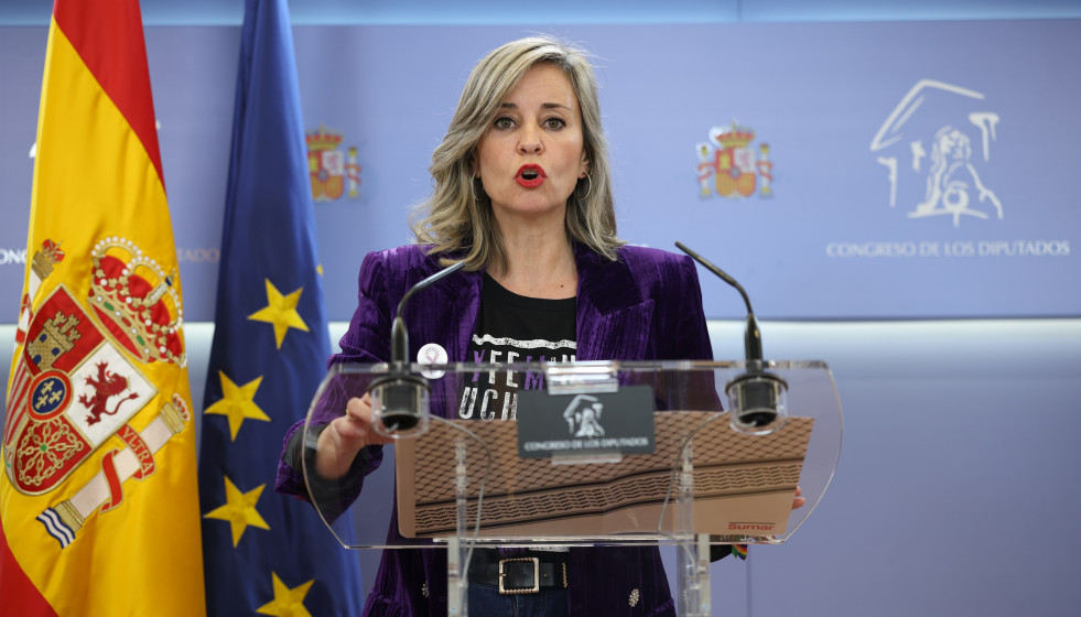 Archivo - La portavoz del grupo parlamentario de Sumar, Verónica Martínez Barbero, durante una rueda de prensa en el Congreso de los Diputados, a 25 de noviembre de 2025, en Madrid (España).
