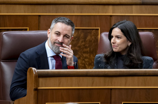 El presidente de Vox, Santiago Abascal, y la portavoz de Vox en el Congreso, Pepa Millán, durante una sesión plenaria, en el Congreso de los Diputados, a 12 de febrero de 2026, en Madrid (España).