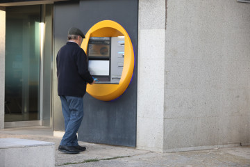 Archivo - Asesores, cajeros y gestores bancarios son el principal tema de conversación en redes sociales en España.