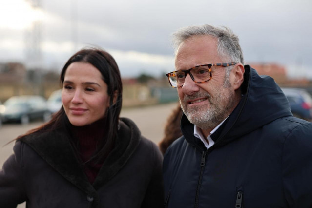 La eurodiputada y representante de Vox en la Comisión de Agricultura y Desarrollo Rural del Parlamento Europeo, Mireia Borrás y el candidato de Vox a la Presidencia de la Junta de Castilla y León, Carlos Pollán, en La Bañeza (León).