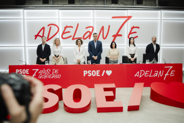 Archivo - El secretario adjunto de Organización y Transparencia del PSOE, Borja Cabezón, junto al presidente del Gobierno, Pedro Sánchez, entre otros, en la sede del PSOE a 9 de octubre de 2025, en