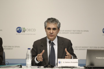 Archivo - El directro de Empleo de la OCDE. Stefano Scarpetta, presenta el estudio sobre la reforma laboral en España