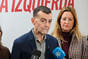 El coordinador federal de IU, Antonio Maíllo, atiende a los medios en el marco de un foro de alcaldes en Sevilla.