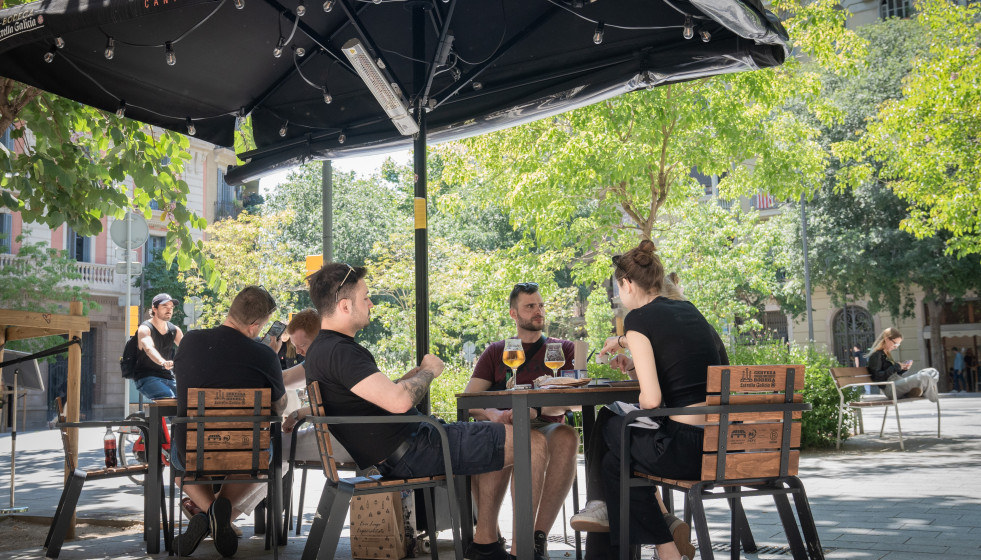 Archivo - Varias personas en la terraza de un bar
