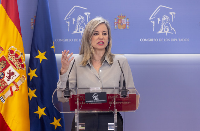 La portavoz de Sumar en el Congreso, Verónica Martínez Barbero, durante una rueda de prensa