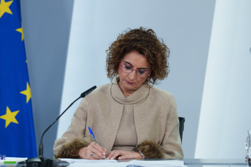 La vicepresidenta primera y ministra de Hacienda, María Jesús Montero, durante una rueda de prensa tras el Consejo de Ministros, a 17 de febrero de 2026, en Madrid (España).