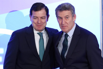 El presidente de la Junta de Castilla y León y candidato del PP para la reelección, Alfonso Fernández Mañueco, y el presidente del PP, Alberto Núñez Feijóo, durante un desayuno informativo de N