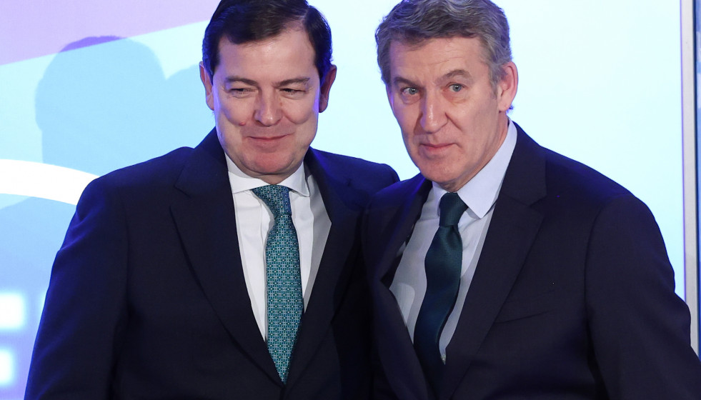 El presidente de la Junta de Castilla y León y candidato del PP para la reelección, Alfonso Fernández Mañueco, y el presidente del PP, Alberto Núñez Feijóo, durante un desayuno informativo de N
