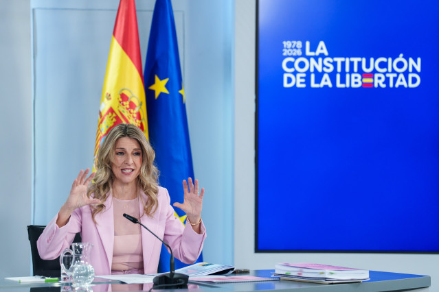 La vicepresidenta segunda y ministra de Trabajo, Yolanda Díaz, durante una rueda de prensa tras el Consejo de Ministros, a 17 de febrero de 2026, en Madrid (España).