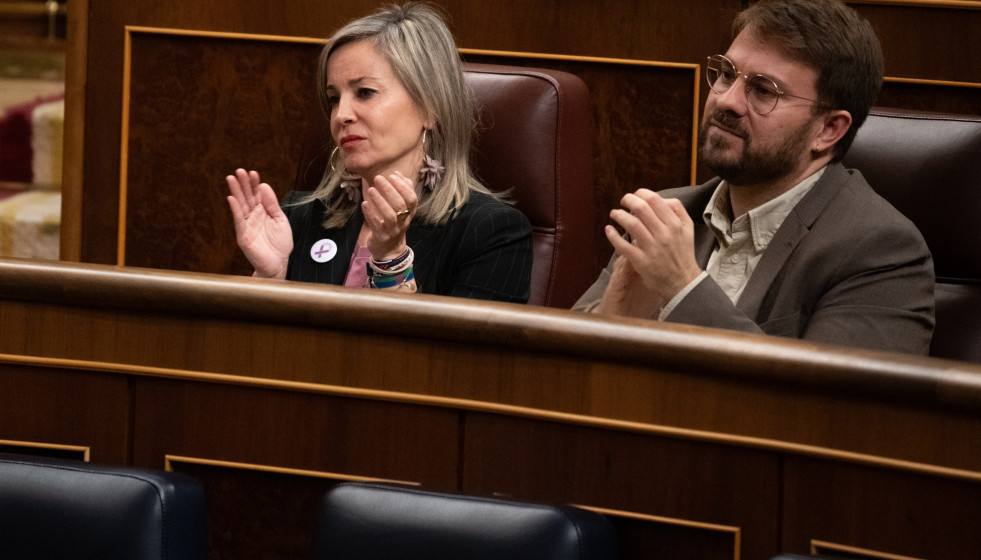 Archivo - La portavoz de Sumar en el Congreso, Verónica Martínez, y el diputado de Sumar Alberto Ibáñez, durante una sesión plenaria, en el Congreso de los Diputados, a 27 de noviembre de 2025, e