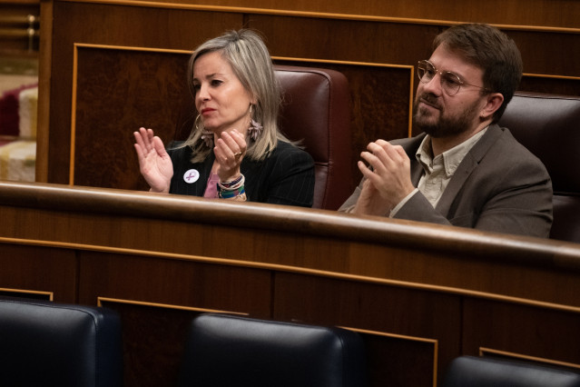 Archivo - La portavoz de Sumar en el Congreso, Verónica Martínez, y el diputado de Sumar Alberto Ibáñez, durante una sesión plenaria, en el Congreso de los Diputados, a 27 de noviembre de 2025, en Madrid (España).