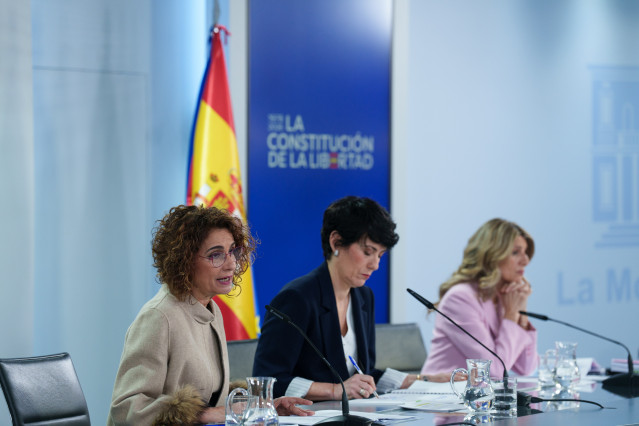 La vicepresidenta primera y ministra de Hacienda, María Jesús Montero, la ministra de Inclusión, Seguridad Social y Migraciones, Elma Saiz, y la vicepresidenta segunda y ministra de Trabajo, Yolanda Díaz.