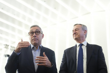 El hasta ahora CEO de Banco Sabadell, César Gónzalez-Bueno (d), y su sucesor en el puesto, Marc Armengol (i), durante una rueda de prensa para presentar los resultados de la entidad, en la sede del 