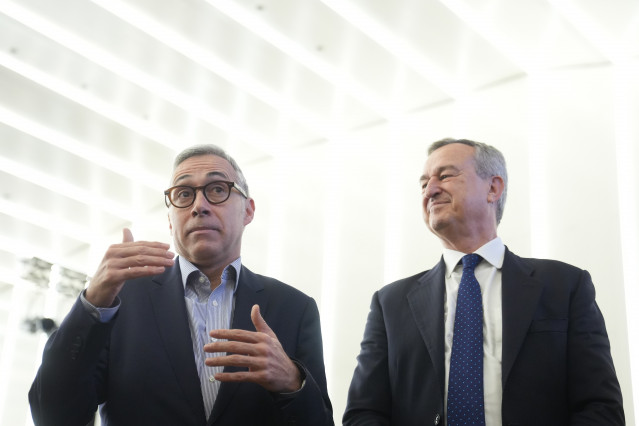 El hasta ahora CEO de Banco Sabadell, César Gónzalez-Bueno (d), y su sucesor en el puesto, Marc Armengol (i), durante una rueda de prensa para presentar los resultados de la entidad, en la sede del Banco Sabadell, a 6 de febrero de 2026, en Sant Cugat del
