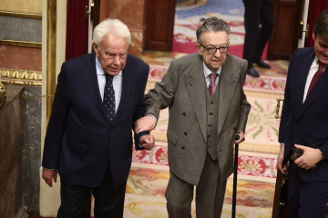 El expresidente del Gobierno Felipe González (i) durante el acto institucional ‘Nuestra constitución más longeva’, en el Congreso de los Diputados, a 17 de febrero de 2026, en Madrid (España).