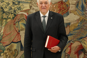 Archivo - El Rey Felipe VI, recibe en audiencia al presidente del Tribunal Constitucional, Cándido Conde-Pumpido, que hace entrega a Don Felipe de la Memoria de actividades del órgano constitucional